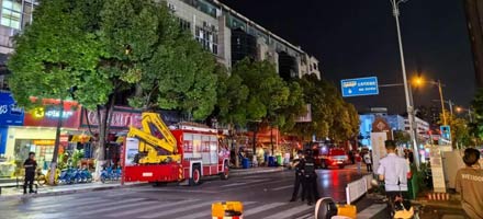 广告牌坠落，3死7伤！最新通报